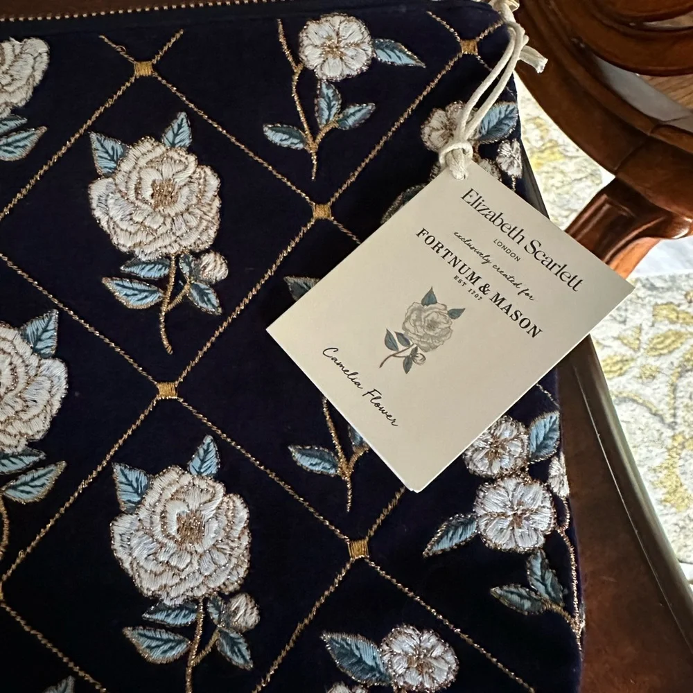 Elizabeth Scarlett Exclusive Camelia Flower Everyday Pouch with Dust Bag NWT